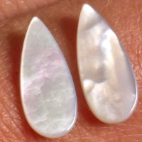 Perleťové kabošony- slzy 5x13 mm, pár